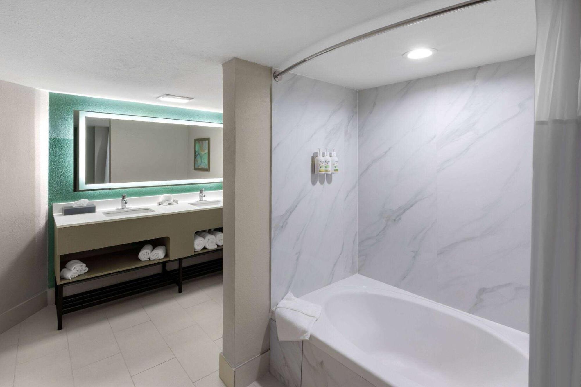 Hotel Wingate By Wyndham Near Charles 2*