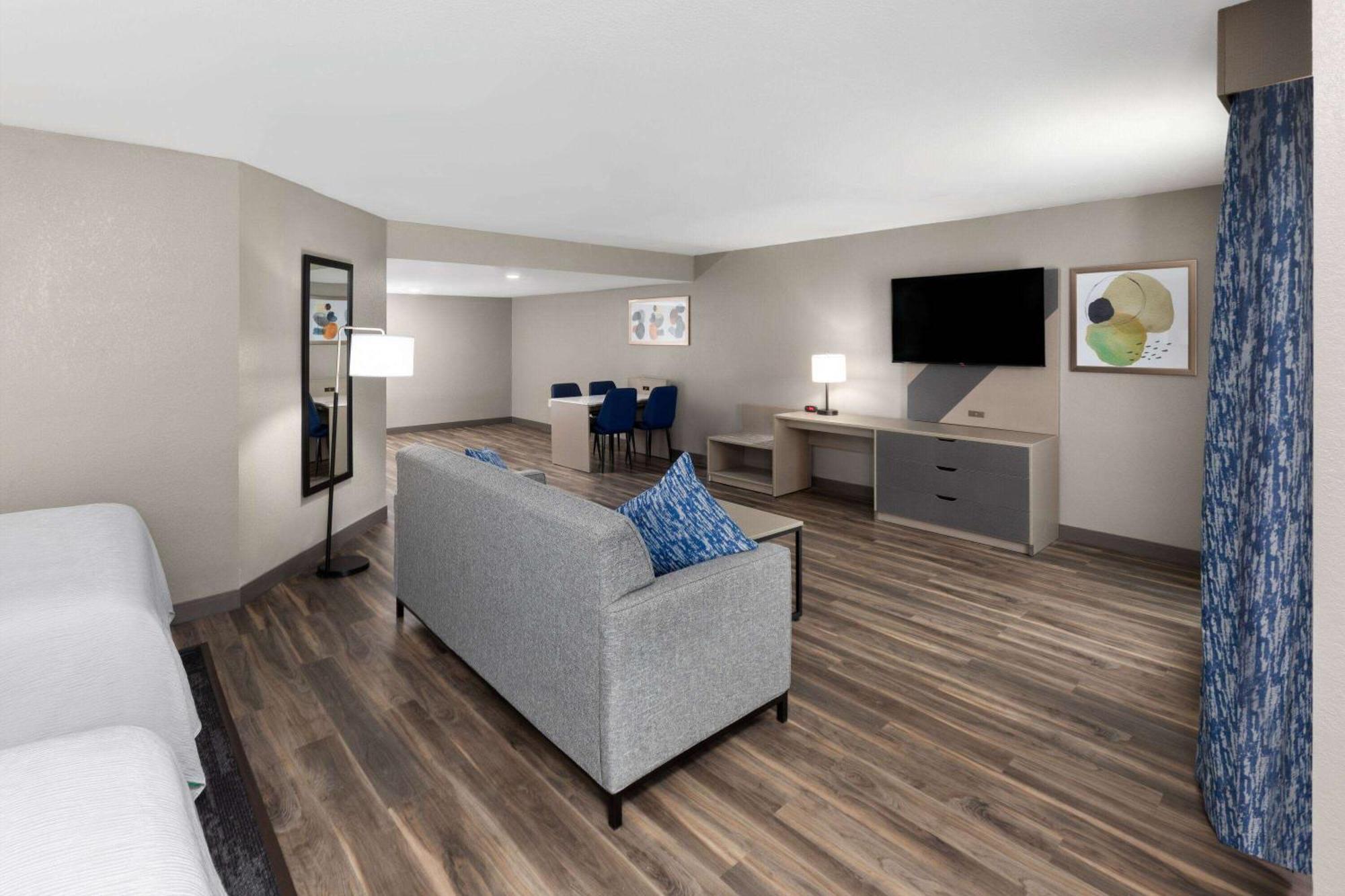 Wingate By Wyndham Near Charles Hotel 2*