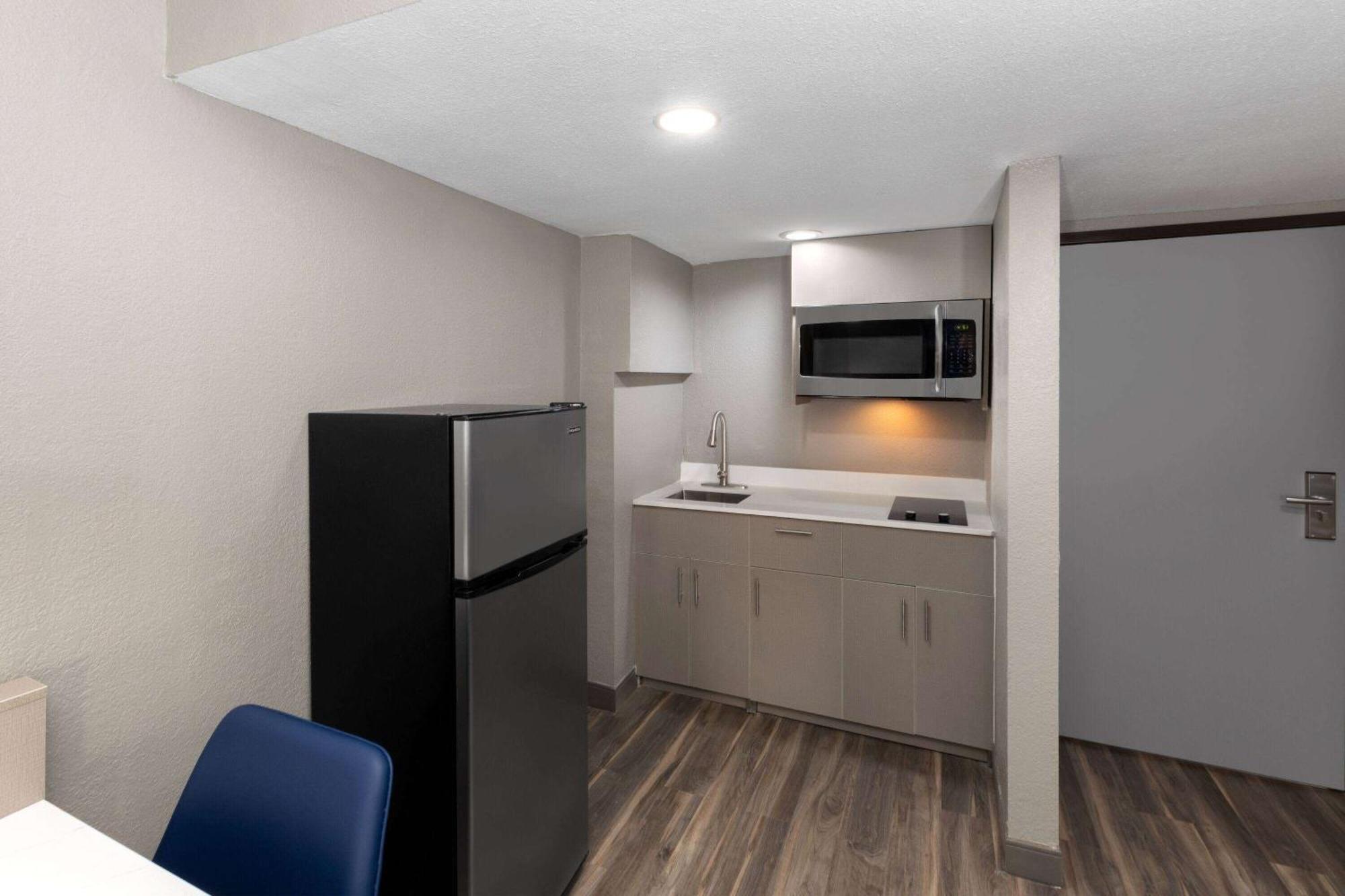 Wingate By Wyndham Near Charles Hotel 2*